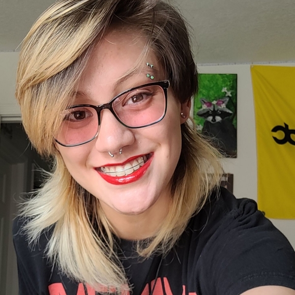 Meet your Posher, Angela! - Picture 1 of 2